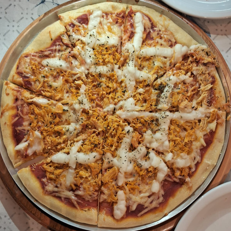 Massa fina, mussarela, frango desfiado, molho de tomate, requeijão e oregano