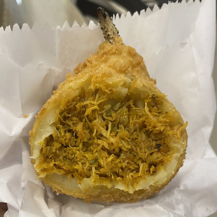 Massa bem temperada, macia por dentro e crocante por fora. O Recheio de filé de Caranguejo com pedaços de filé de camarão, o que deixa essa coxinha ainda mais especial e saborosa, empanada na farinha Panko.