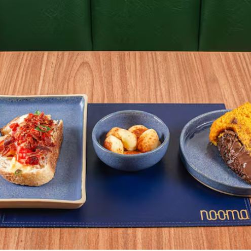 Pão de queijo com tapioca, torrada com parma e brie e bolo de laranja.