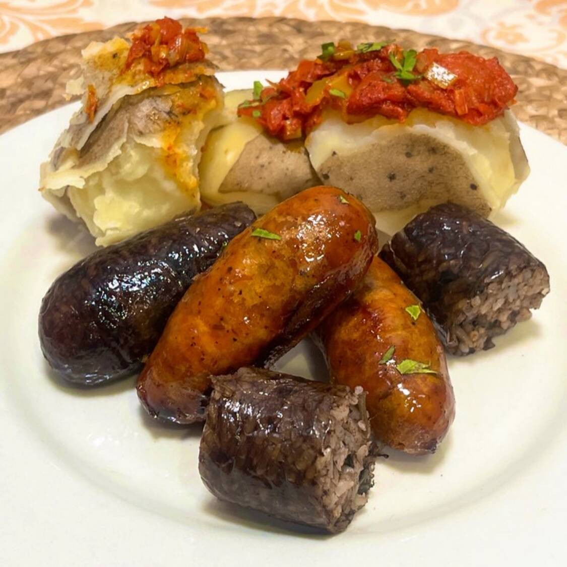 picada de Chorizo con Morcilla y papa