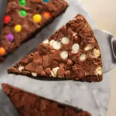 Nossa deliciosa fatia de brownie caseiro. Com irresistível sabor que lembra o brownie da vovó. Imagem meramente ilustrativa. Serve 1 Pessoa.