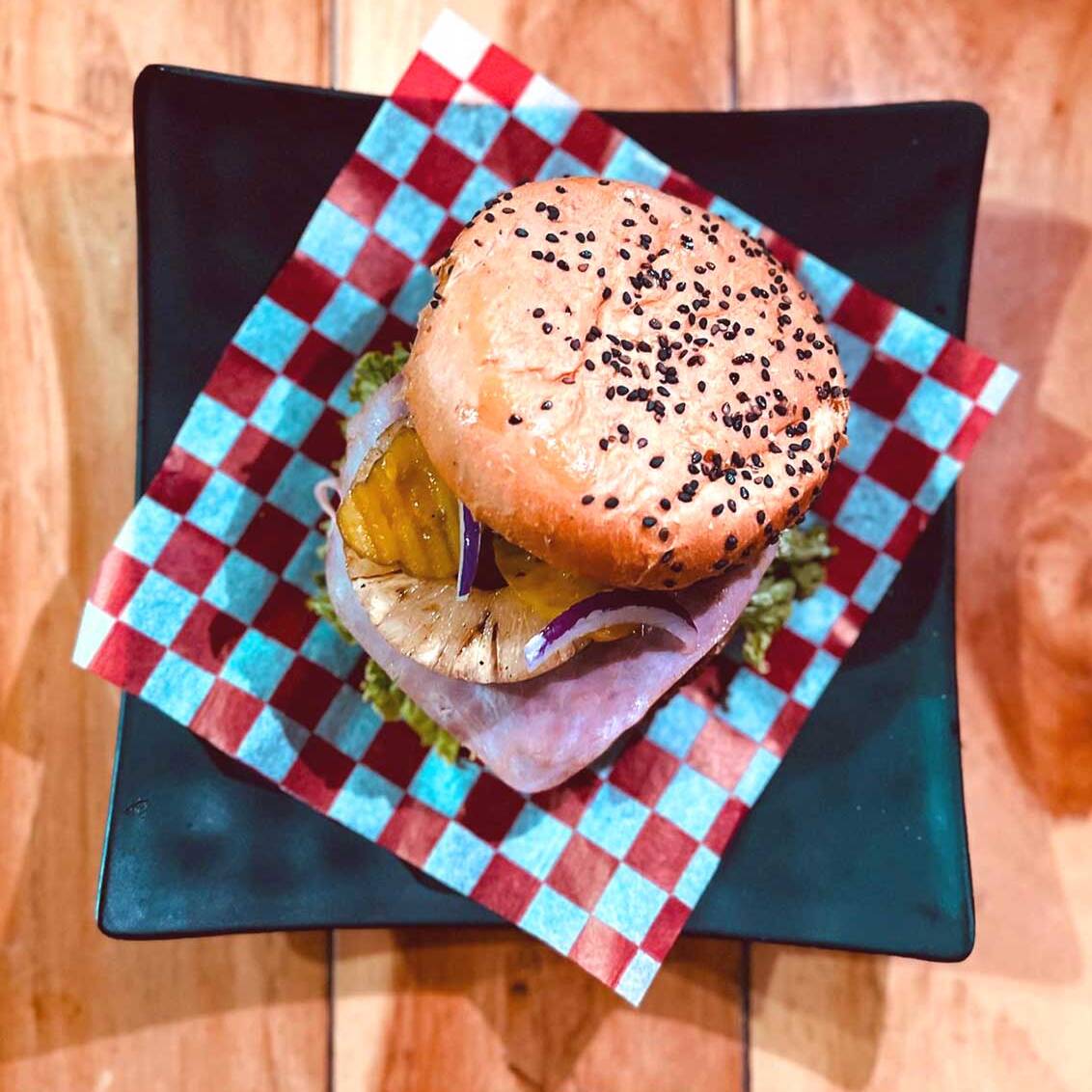 Hamburguesa Hawaina, Papas y Coca