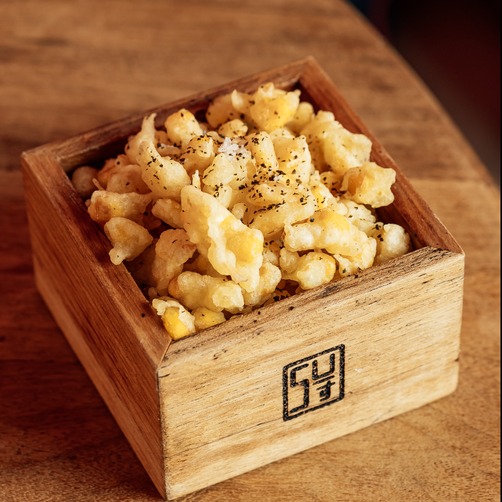 Milho doce empanado.