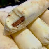 A perfeita sobremesa! Tablito tem a base cremosa de leite em pó,tem aquele chocolate ao leite no meio. Envolta da base, tem casquinha de chocolate branco com a crocancia do amendoim.