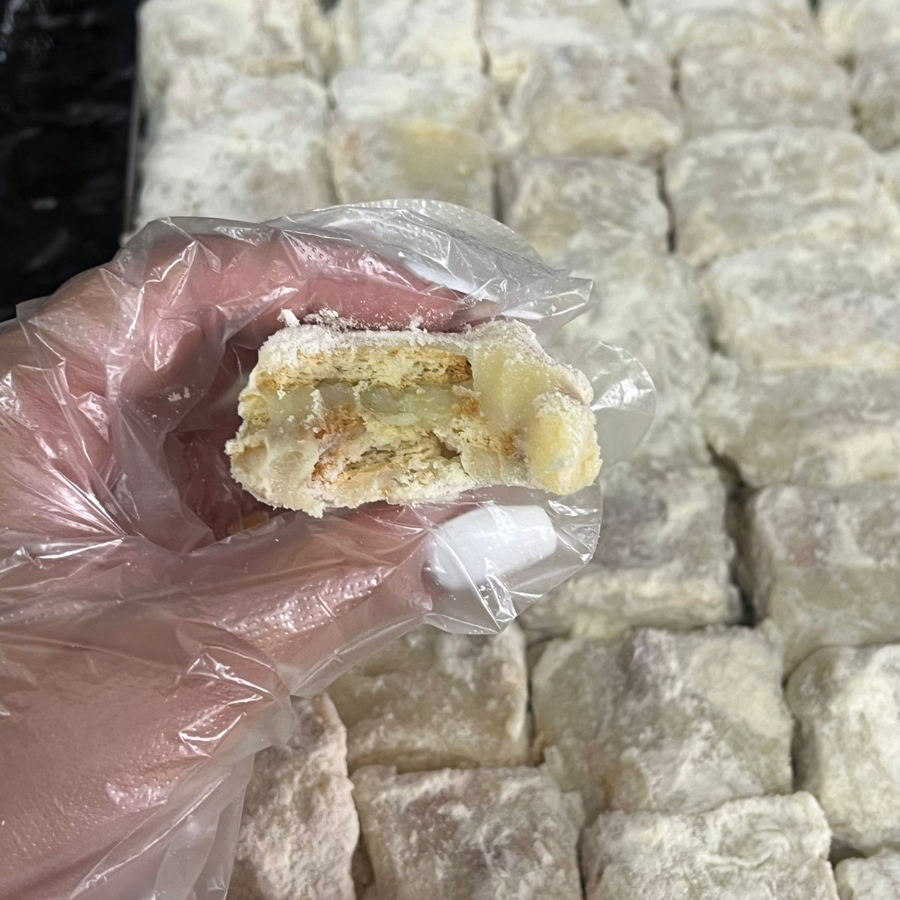 Um doce irresistível: brigadeiro de leite Ninho super cremoso, camadas de bolacha maisena e cobertura delicada de açúcar confeiteiro.