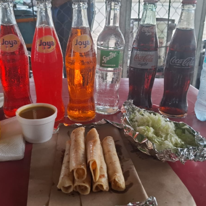 6 tacos a elegir mas refresco