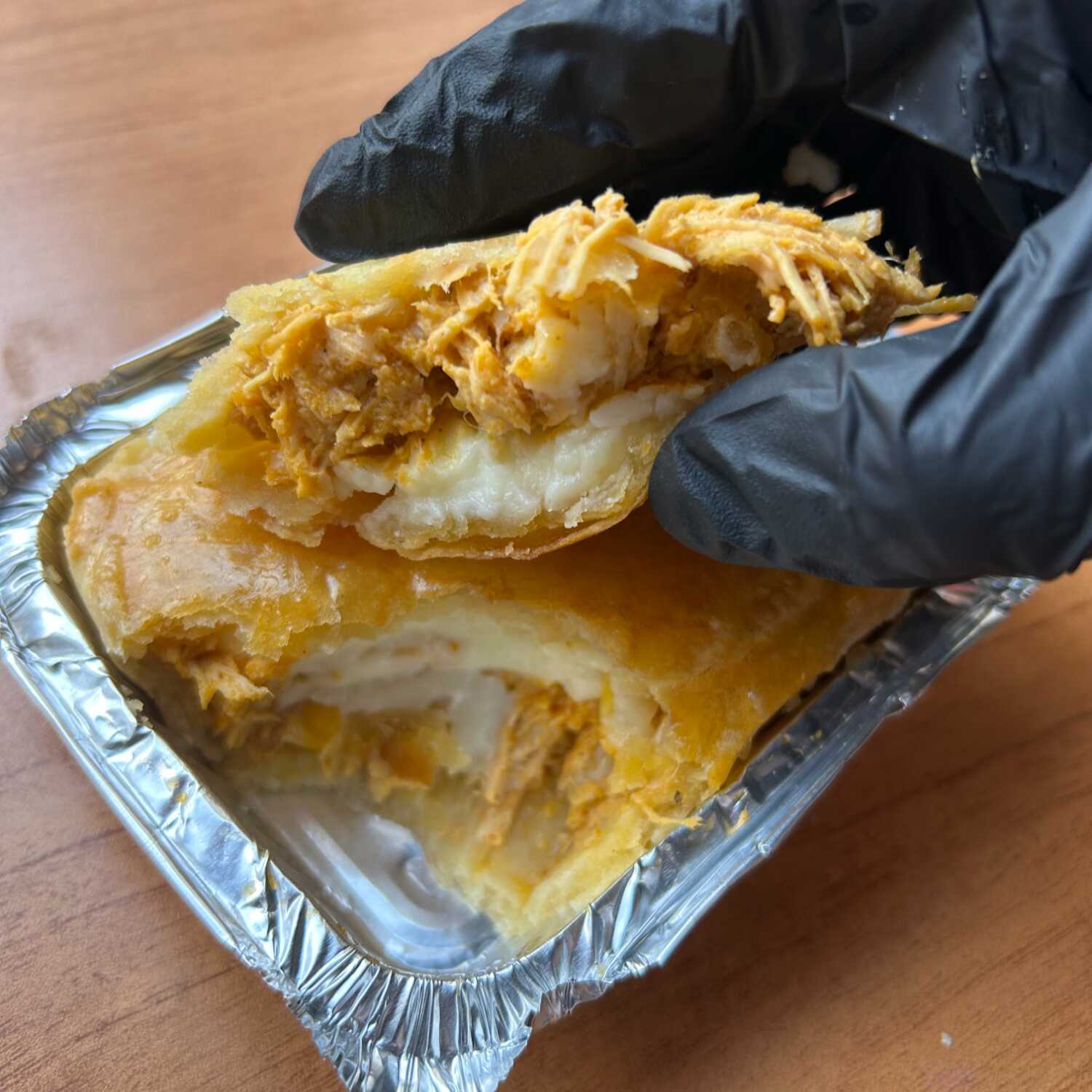 Massa amanteiga com recheio cremoso de frango e requeijão. Aprox. 250g