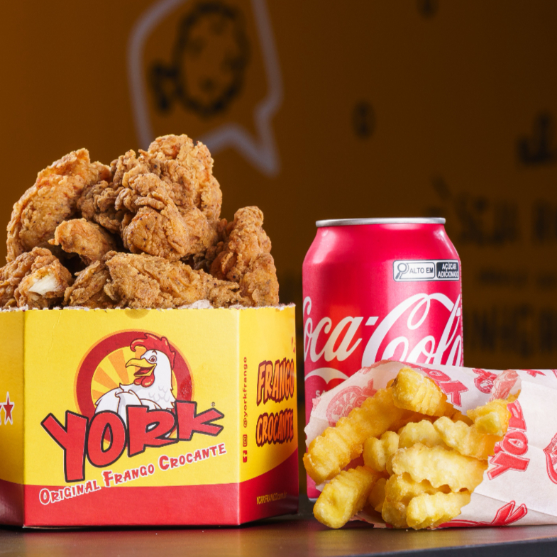 Nessa Incrível combinação você leva 1 Balde Individual de Frango Crocante 280 gramas + 1 Batata Individual + 1 Refrigerante Lata 350ml. Serve 1 pessoa. Foto Ilustrativa.