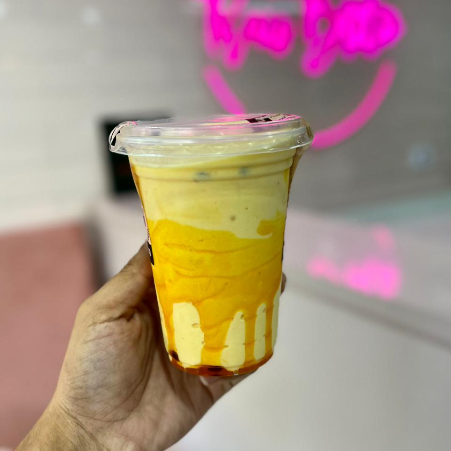 Base de creme americano e calda de maracujá.(400ML)