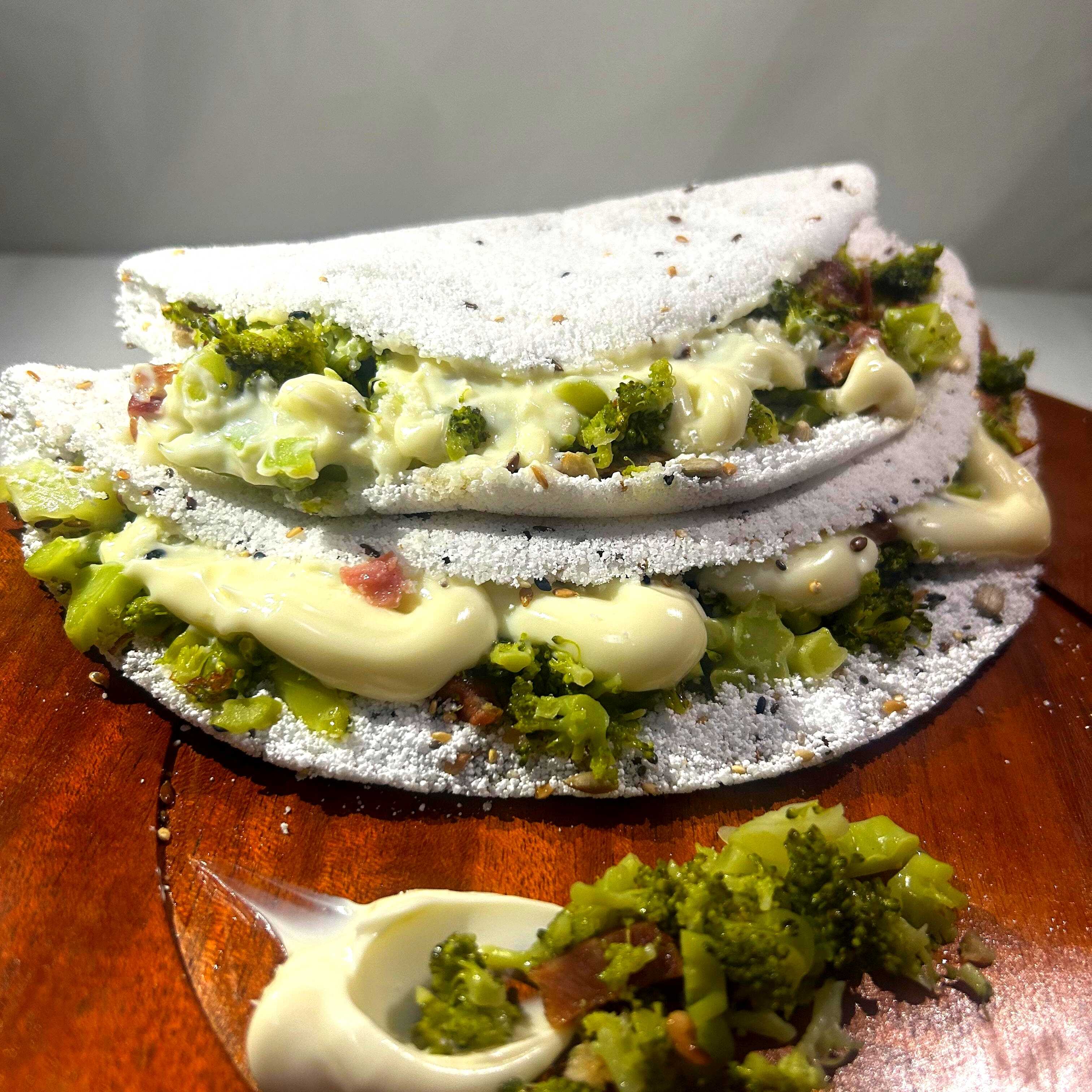 Massa de tapioca com Brócolis, bacon, queijo mussarela - temperos orégano, sal