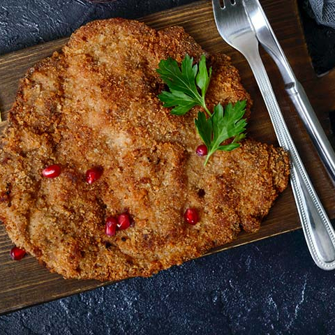 um delicioso bife a milanesa, acompanhado de arroz soltinho,feijao,macarrao,feijao, fritas ou legumes