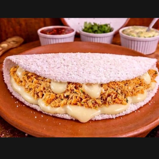 Massa de Tapioca recheada com frango desfiado e requeijão