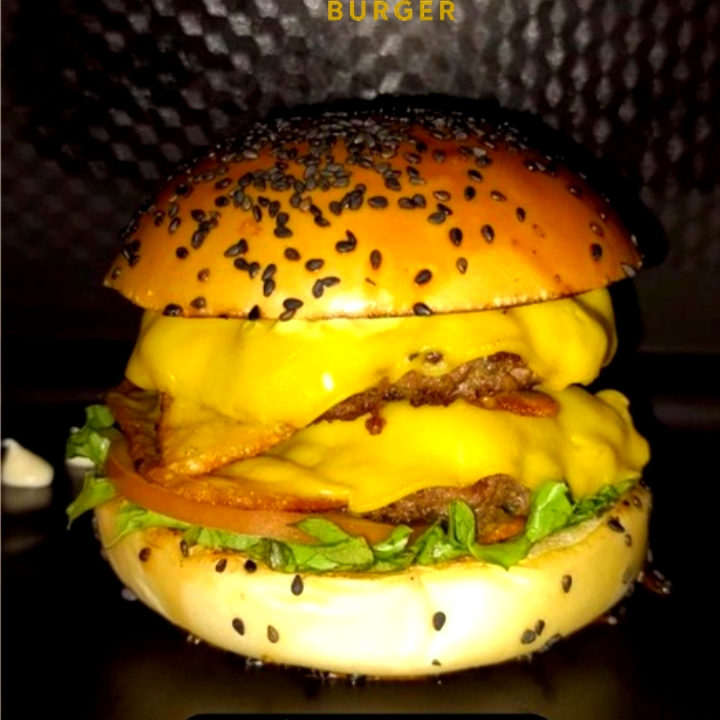 Pão de hambúrguer, 2 blend de 90g, 2 fatias de queijo, molho da casa, alface e tomate.