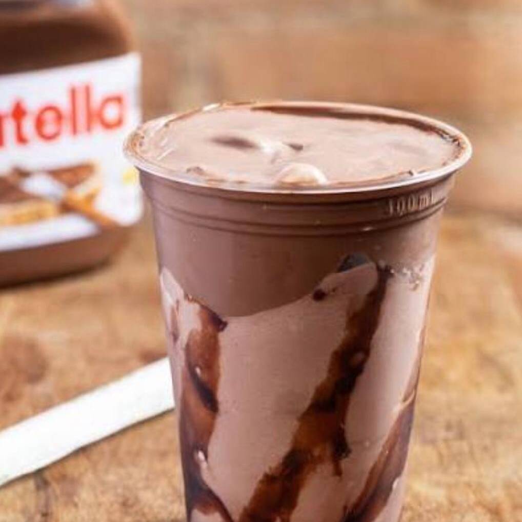 milke shake feito com sorvete de baunilha,batido e borda de nutella.