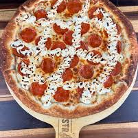 massa tradicional, molho de tomate, queijo mussarela, pepperoni, cream chesse, oregano