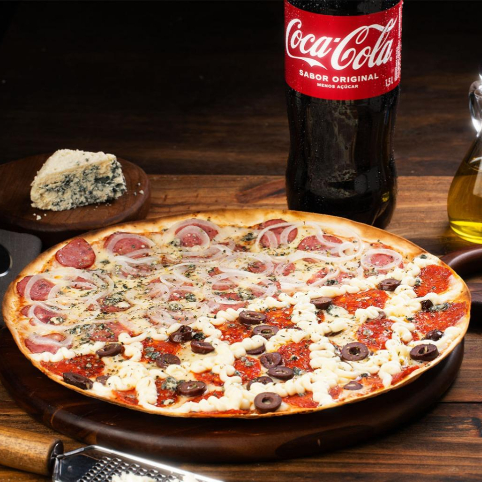 Escolha até 2 sabores selecionados de Pizza Grande 35cm (até 2 sabores) + Refri 1,5l , combo por somente R$79,90