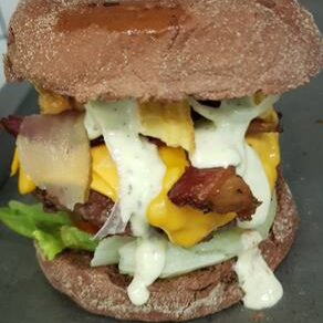 Pão australiano, hambúguer artesanal 120g , 2x cheddar, bacon, croutons de batata,picles , cebola, tomate , alface e molho de ervas