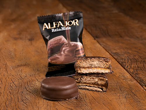 Recheado com doce de leite e coberto com chocolate meio amargo