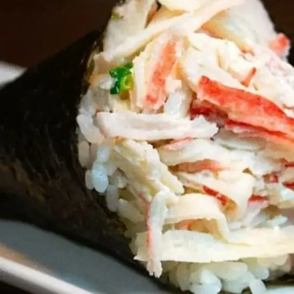 Cone de Nori recheado com arroz, cream cheese e kani.
