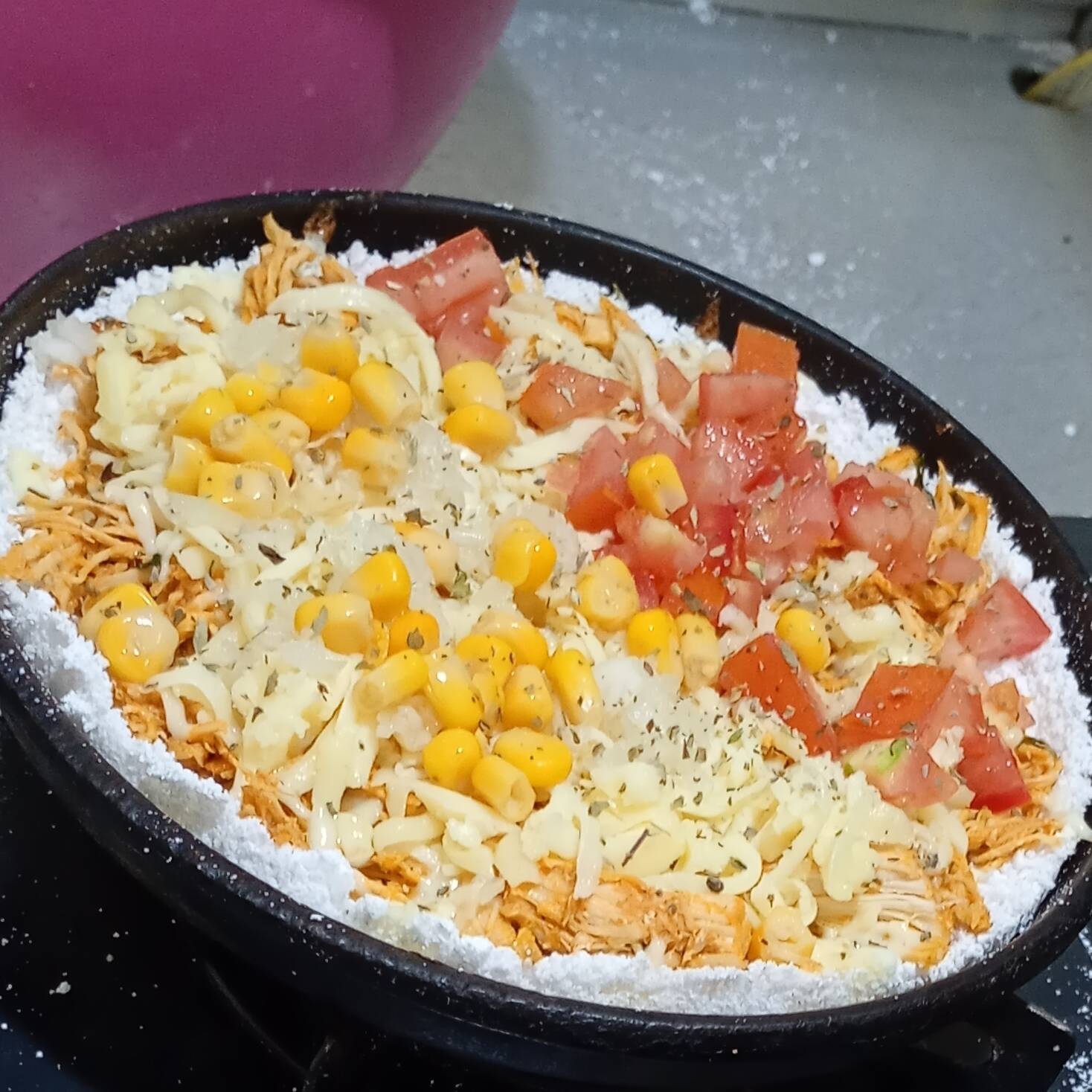 Queijo, frango desfiado, tomate, cebola, milho e orégano