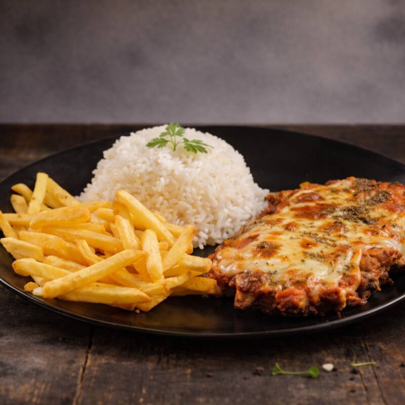 Parmegiana de alcatra com molho especial e queijo gratinado, acompanhado de batata frita crocante . Sabor e qualidade em cada pedaço!