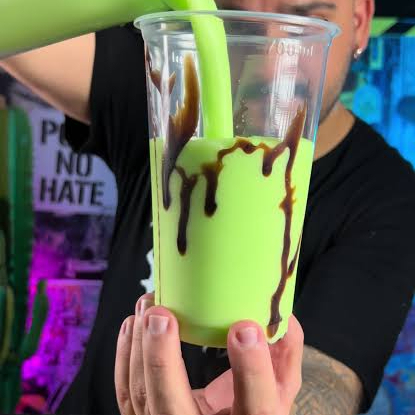 Corote menta, calda chocolate, gelo e leite condensado