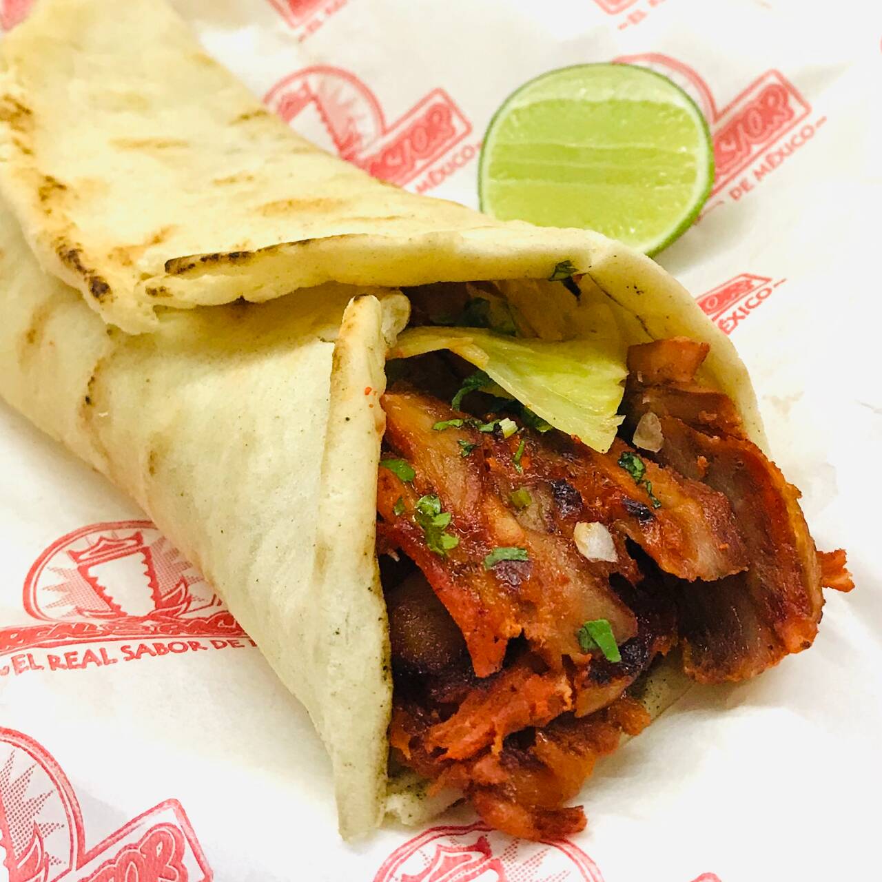 TACO AL PASTOR EN TORTILLA DE HARINA