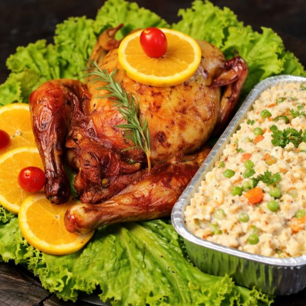 Frango assado inteiro com 500g de maionese cremosa.