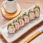 Arroz enrolado por dentro do nori com recheio de kani