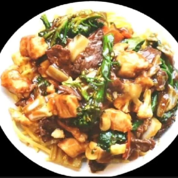 macarrão chinês preparado com carne bovina, frango, acelga, couve-flor, cenoura brócolis temperado com molho shoyo.