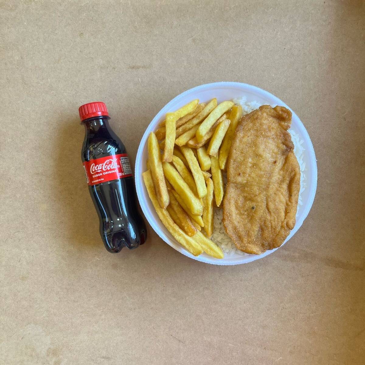 Marmita com delicioso filé de frango empanado na massa crocante acompanhado de arroz branco, feijão e batatas fritas. Acompanha refrigerante pet Coca Cola bem gelado. Marmita indicada para 01 pessoa.