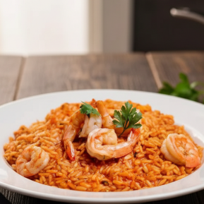 Desfrute do nosso Risotto Pomodoro e Gamberi, um prato italiano que combina a suavidade do risoto com camarões suculentos e um molho de tomate fresco. Cada garfada é uma festa de sabores, com o arroz risotto perfeitamente cremoso e os camarões tenros, tudo banhado em um molho de tomate fresco e aromático. Uma combinação que eleva o seu paladar a outro nível. Peça agora e permita-se essa experiência gastronômica de tirar o fôlego no conforto da sua casa!
