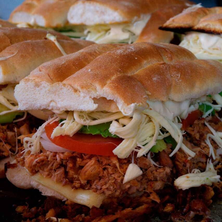 Torta Gigante de Milanesa con Quesillo
