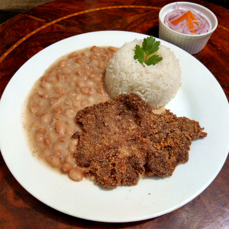 Frejoles con Bistec Apanado