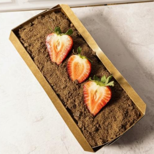 Massa de chocolate bem fofinha e molhada com recheio de brigadeiro 50% e para finalizar essa delicia flocos de Ovomaltine e Morangos frescos.