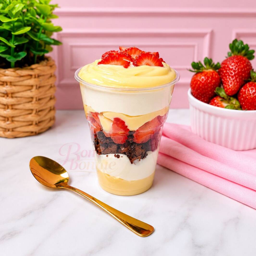 Nosso clássico mais leve e cremoso, perfeito pra quem ama Ninho com morango Um copo de aproximadamente 250g com mousse de Ninho, brigadeiro cremoso branco, morangos frescos picados e brownie. Uma combinação deliciosa, cremosa e perfeita para adoçar qualquer momento do seu Dia. Serve 1 pessoa - Peso aproximado: 250g
