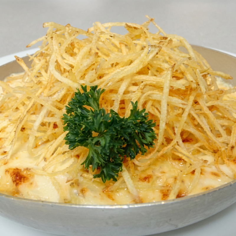 Gratinado com queijo cremoso e batata palha