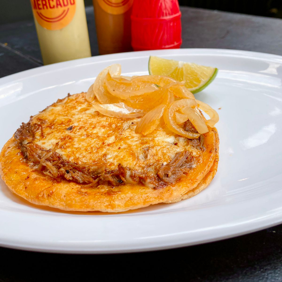 Taco Planchado de Birria con Queso