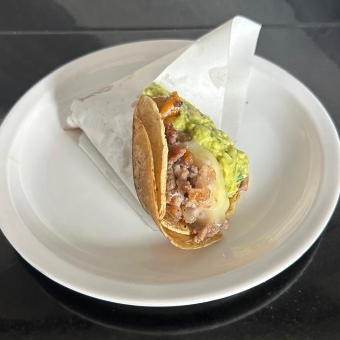 TACO DE ASADA CON QUESO