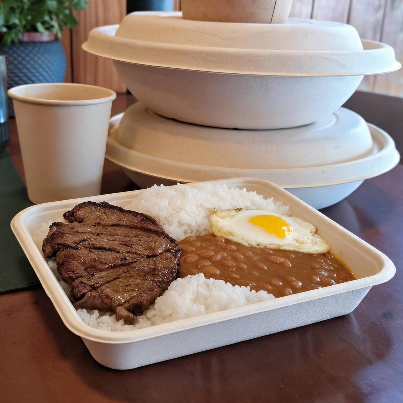 ✓ 200 g de bife acebolado ✓ 200 g de arroz branco ✓ 150 g de de tutu de feijão ✓ 1 ovo frito(com sal)