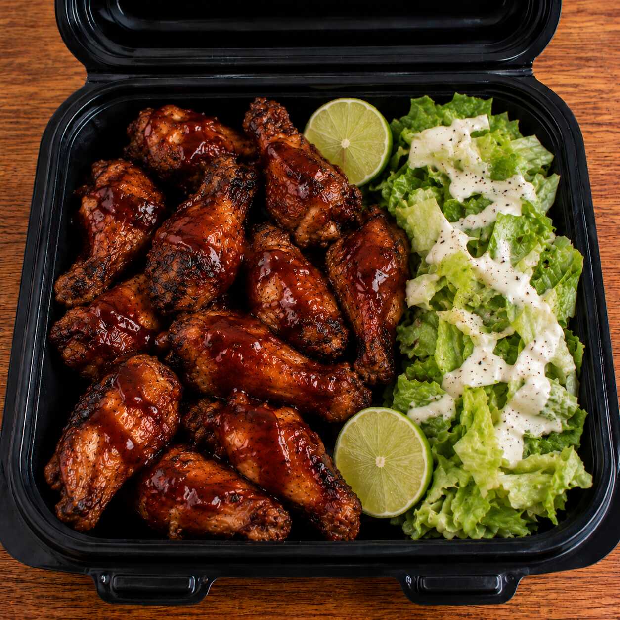 10 Alitas al Carbón con Ensalada