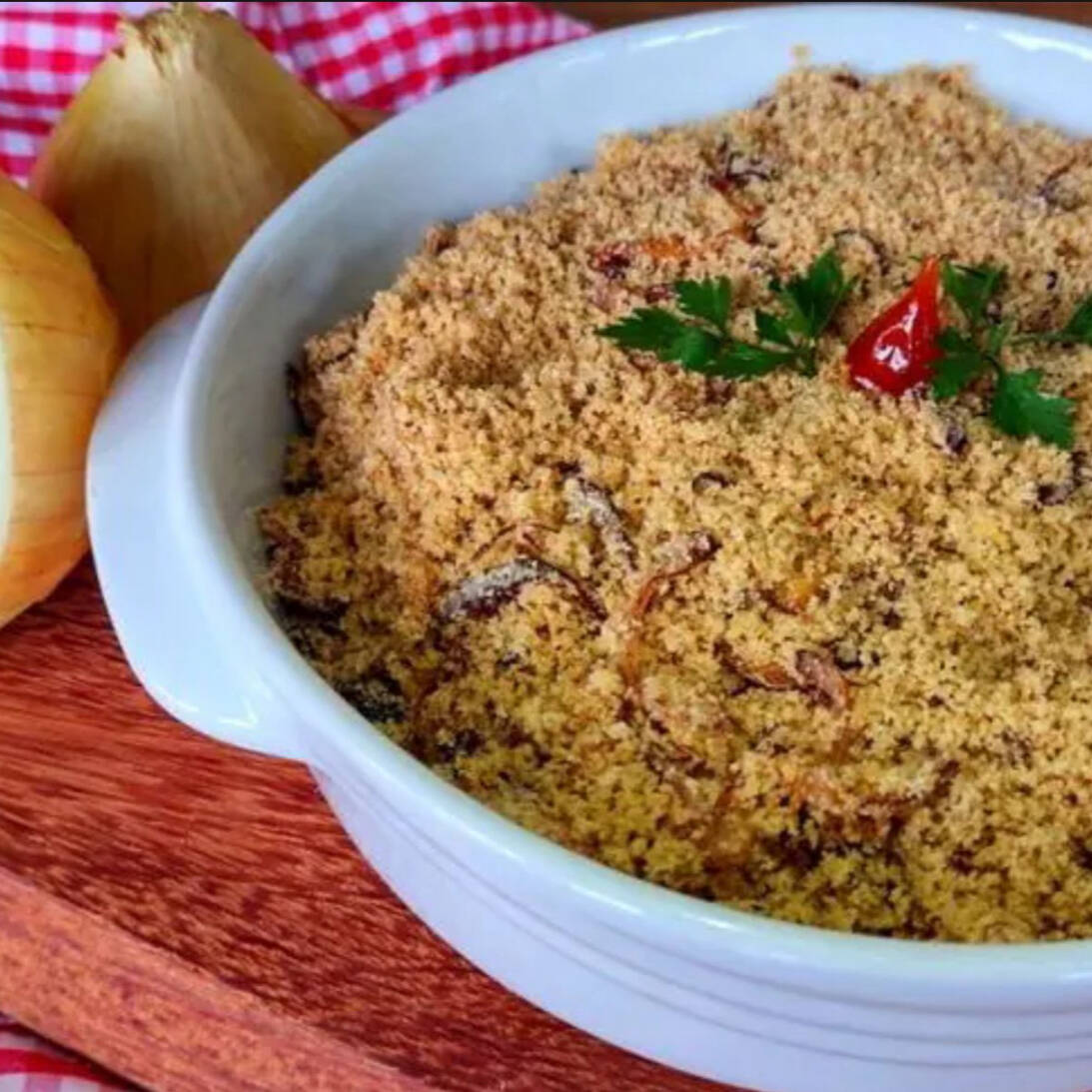 Um acompanhamento indispensável peça nossa farofinha crocante com cebola e bacon para finalizar seu prato com ainda mais sabor textura. Porção de 250grms