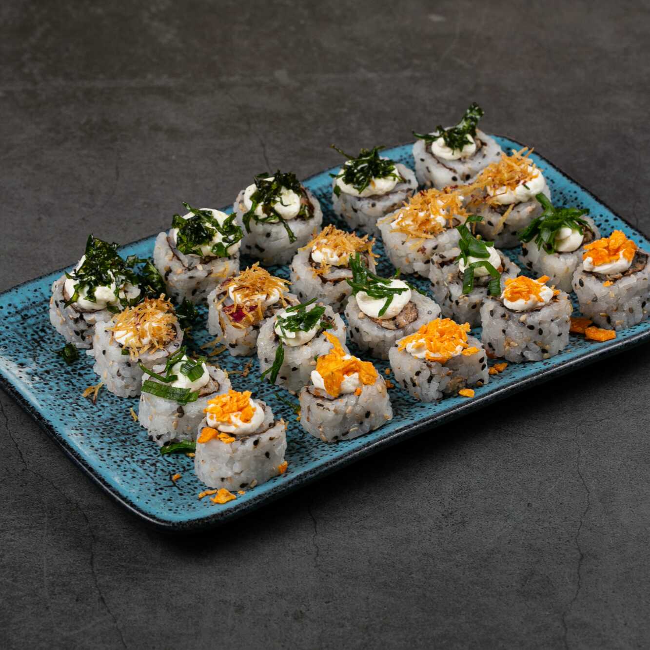 cream cheese, cebolinha, doritos, couve crispy e batata crispy.
