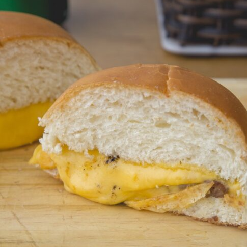 Preparado com pão macio, hambúrguer suculento e queijo prato derretido, este lanche entrega sabor e simplicidade na medida certa.