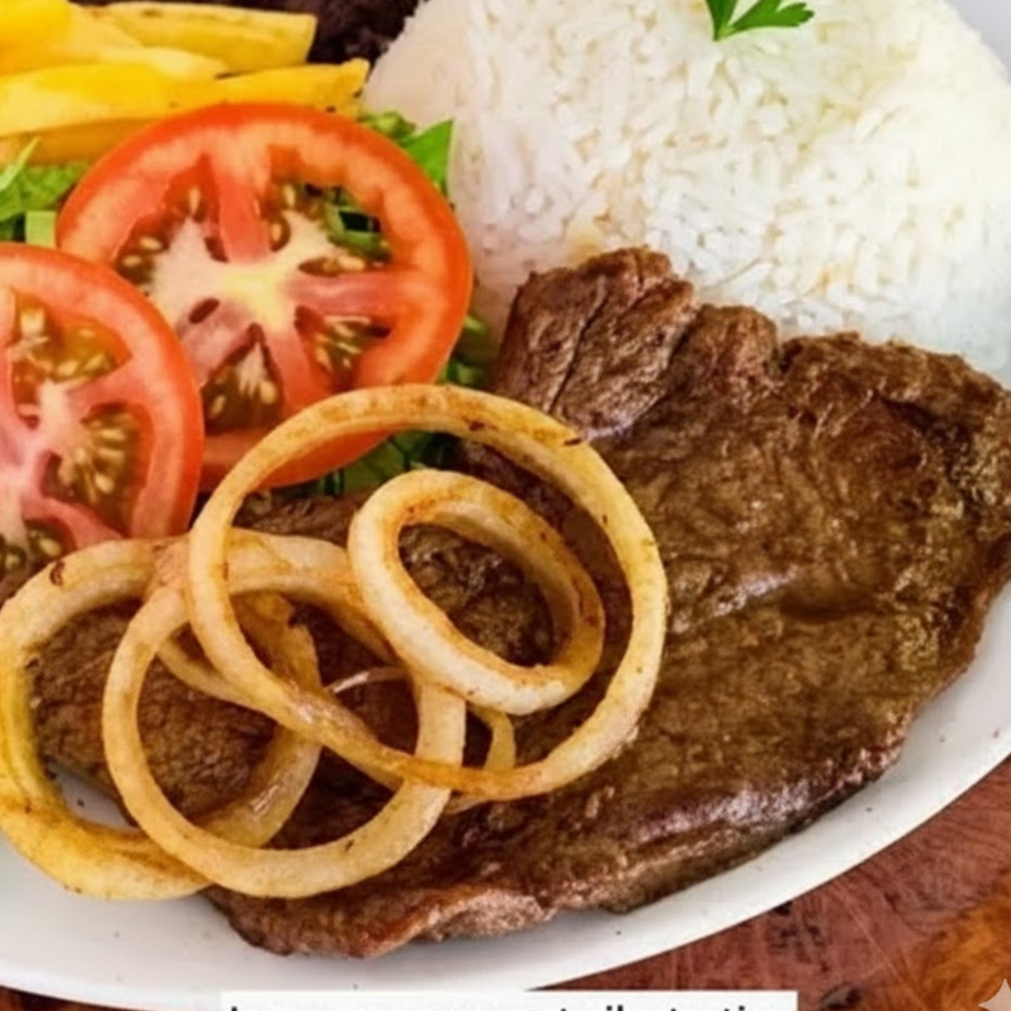 Delicioso bife acebolado bem temperado e suculento, acompanhado de arroz branco soltinho, feijão branco saboroso e batatas fritas crocantes. Uma refeição clássica, farta e com o sabor caseiro que faz sucesso no almoço ou jantar!