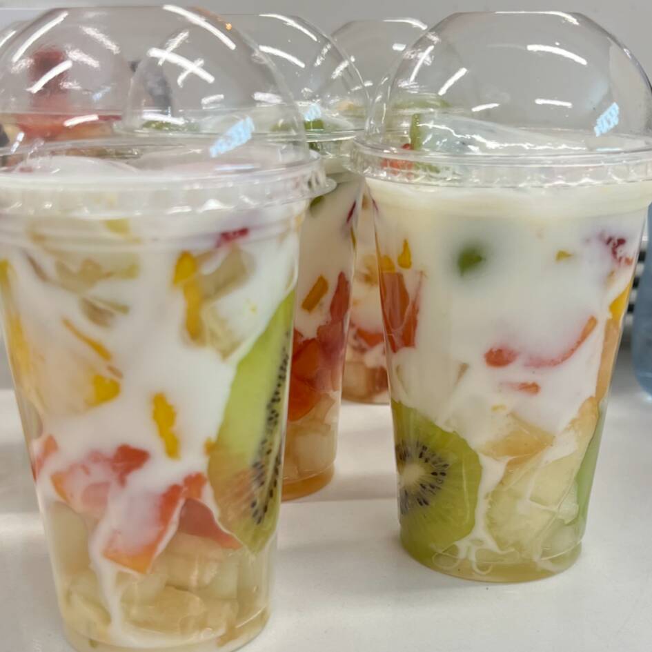 CONTEM: MAMÃO, MANGA,MELÃO, UVA, MORANGO, KIWI E IOGURTE.