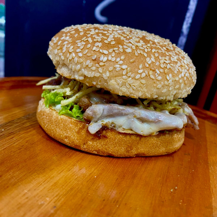 mussarela, batata-palha, alface, tomate e maionese