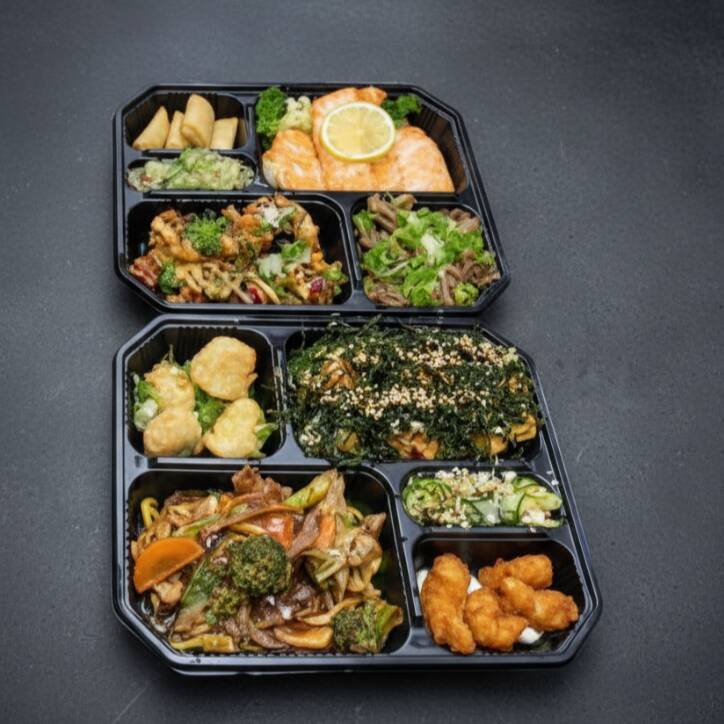 Não fazemos alterações!!! Acompanha 4 hashi, 4 shoyu e 2 tare. 4 teppan de salmão Tempura de camarão 4 guioza 4 harumaki Hot Roll Yakissoba tradicional Shimeji 4 Camarão crispy Sunomono ( Contém Kani )