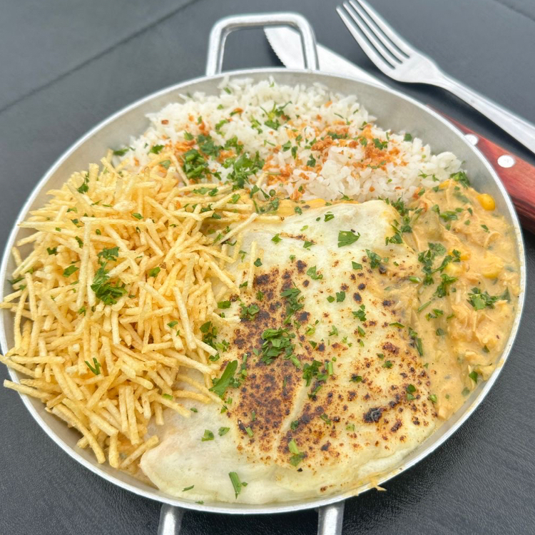 Frango Defumado Cremoso com Milho e Requeijão, Gratinado e Servido com Arroz Branco e Batata Palha Crocante. Prato Que Aquece a Alma e Faz o Coração Bater Mais Forte!