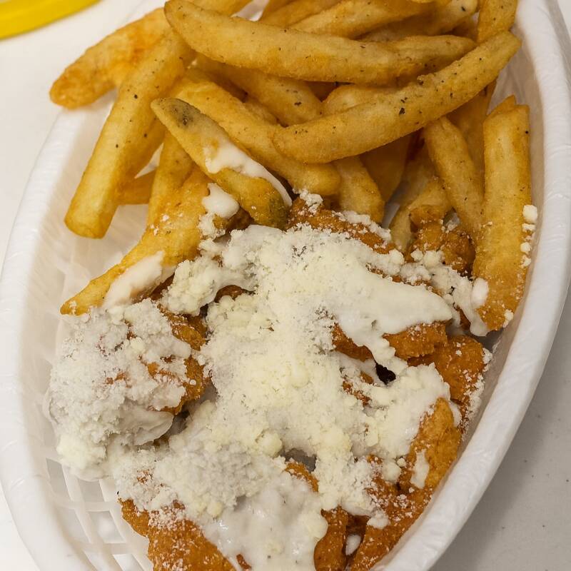 Boneless Parmesano con papas fritas